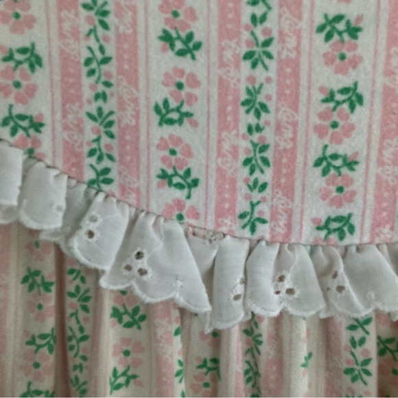 💖Lanz soft flannel nightgown w/ pearl buttons eyelet trim. - Picture 2 of 8